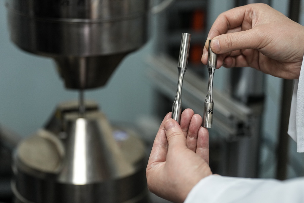 4月2日，在中國科學院金屬研究所沈陽材料科學國家研究中心實驗室，盧磊研究員展示加工前后的金屬材料樣品，表面上看不出差別，其內在結構已經發生變化。