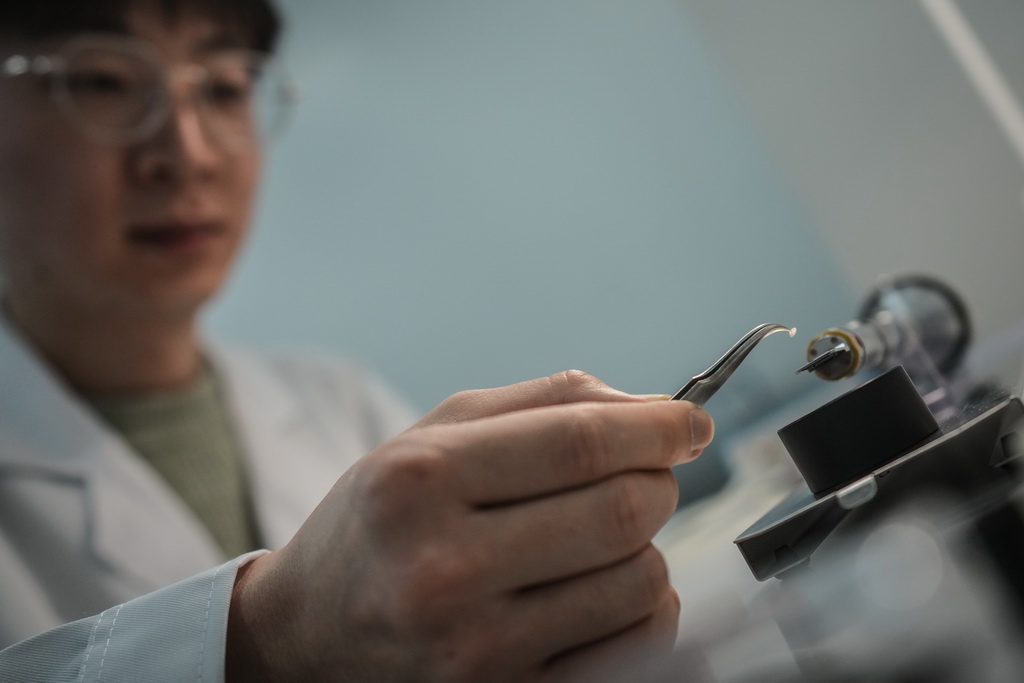 4月2日，在中國科學院金屬研究所沈陽材料科學國家研究中心實驗室，博士研究生郭松準備把加工過的金屬材料樣品放進掃描電鏡，以觀察結構變化。