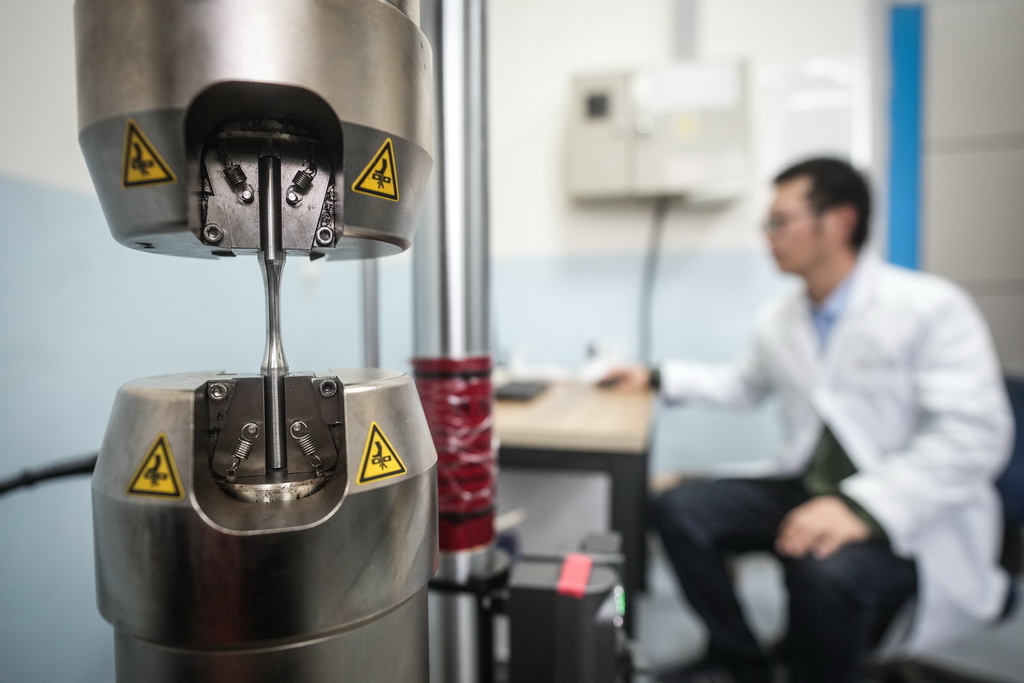 4月2日，在中國科學院金屬研究所沈陽材料科學國家研究中心實驗室，潘慶松研究員在加工金屬材料樣品。