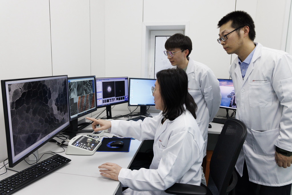 4月2日，在中國科學院金屬研究所沈陽材料科學國家研究中心實驗室，盧磊研究員（左一）、潘慶松研究員（左三）和博士研究生郭松在討論金屬材料樣品經過加工之后的結構變化。