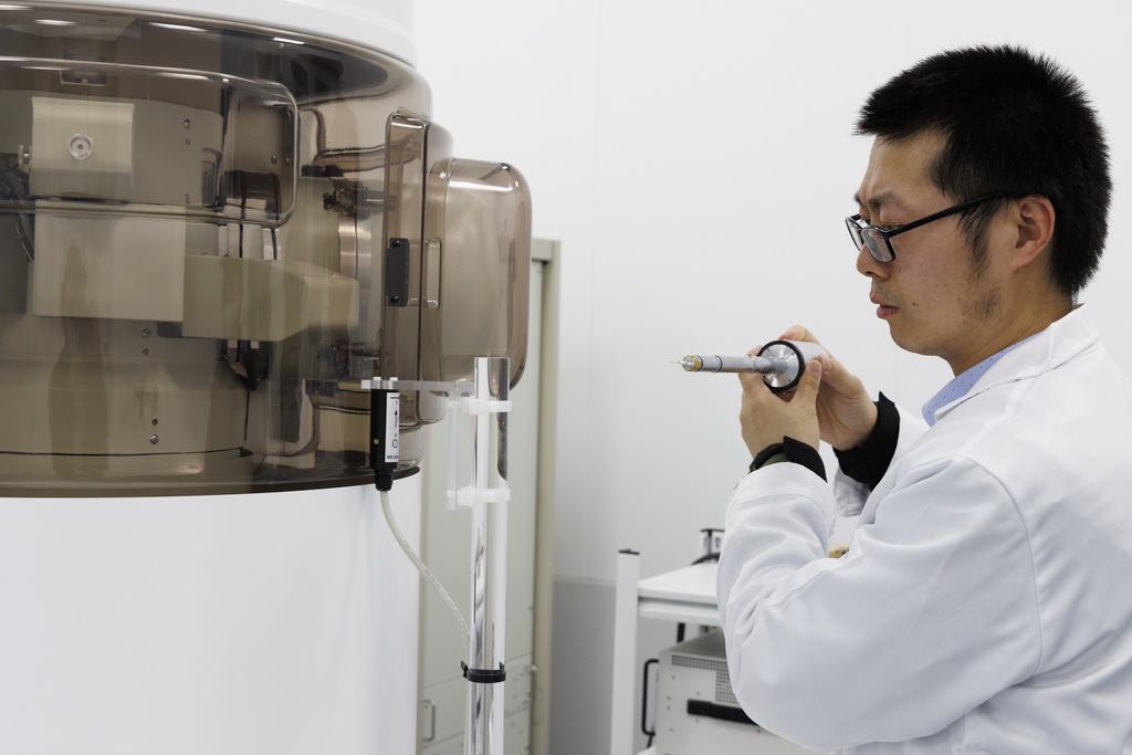 4月2日，在中國科學院金屬研究所沈陽材料科學國家研究中心實驗室，潘慶松研究員準備把加工過的金屬材料樣品放進掃描電鏡，以觀察結構變化。