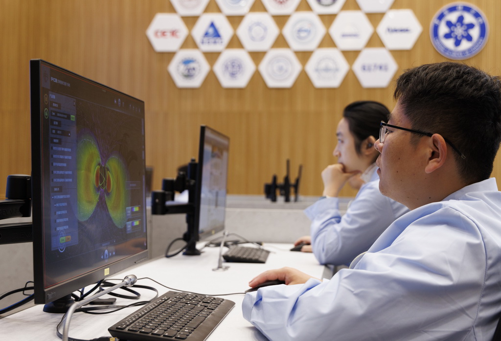 在位于北京懷柔的子午工程綜合信息與運控中心，科研人員在監測運行情況（2025年3月20日攝）。新華社記者 金立旺 攝