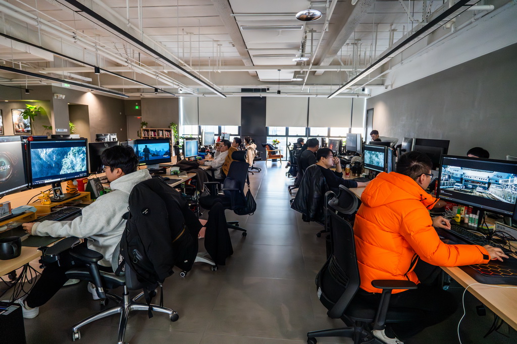 《哪吒之魔童鬧?！罚ā赌倪?》）視覺特效制作公司墨境天合成都數字圖像科技有限公司的工作區（2025年2月10日攝）。新華社記者 薛晨 攝