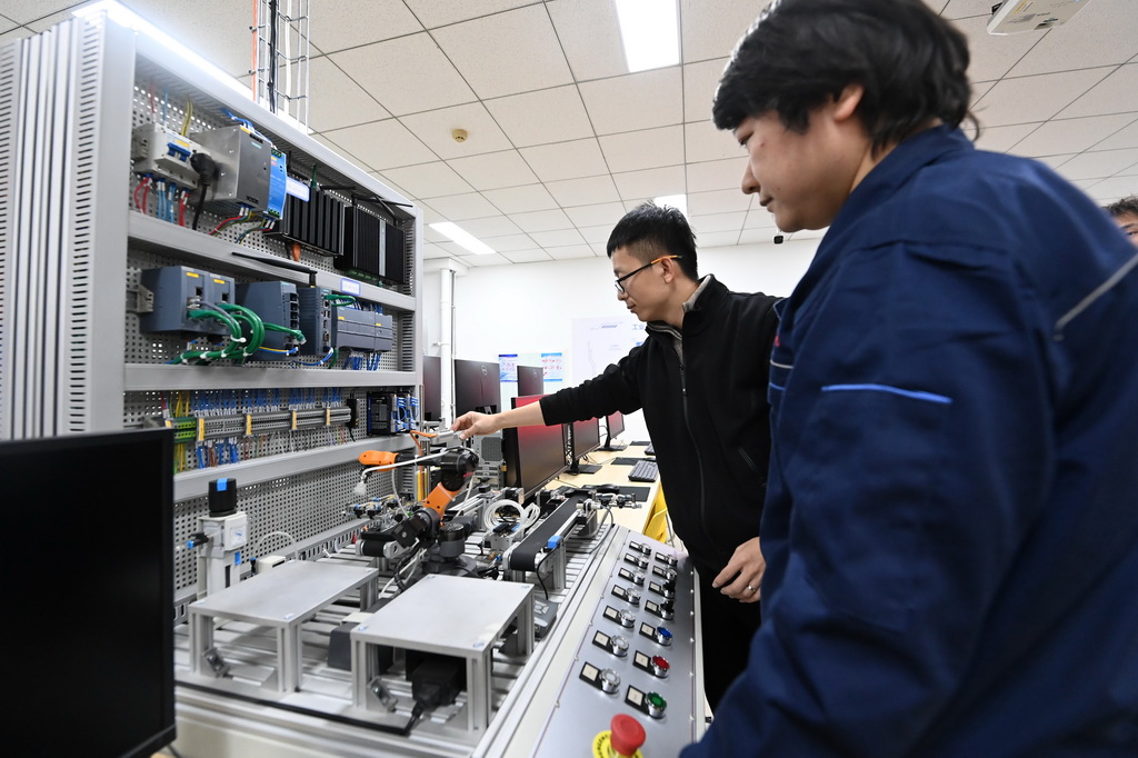 天津理工大學老師在新工科實踐平臺實驗室內指導學生進行實踐操作（2023年12月6日攝）。新華社記者 趙子碩 攝