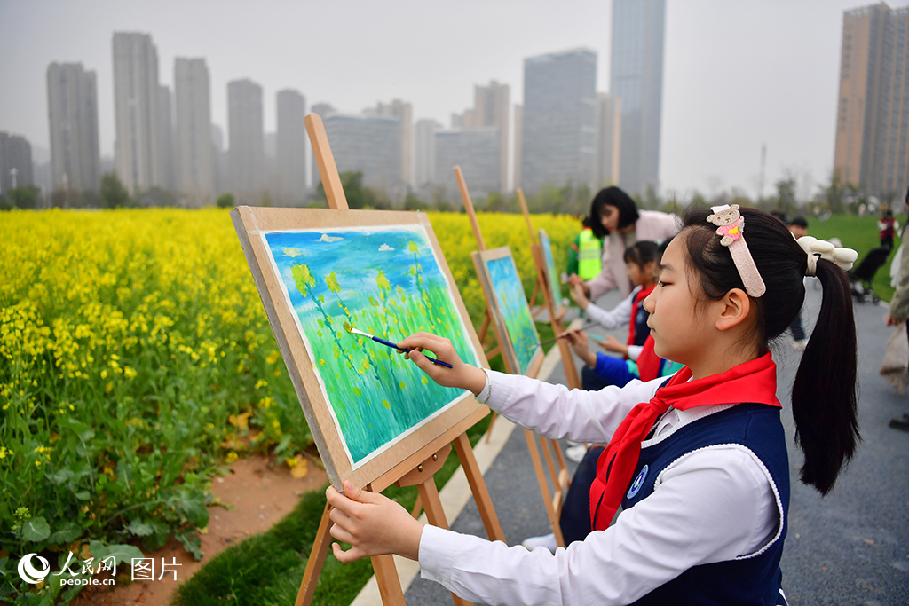 3月11日，南昌珠市學校云飛路校區的老師帶領學生們走進花海，將藝術教育與自然體驗相結合，不僅讓學生們感受到春天的氣息，也讓他們在自然和社會的大課堂中學習知識、增長見識、陶冶情操。人民網記者 時雨攝