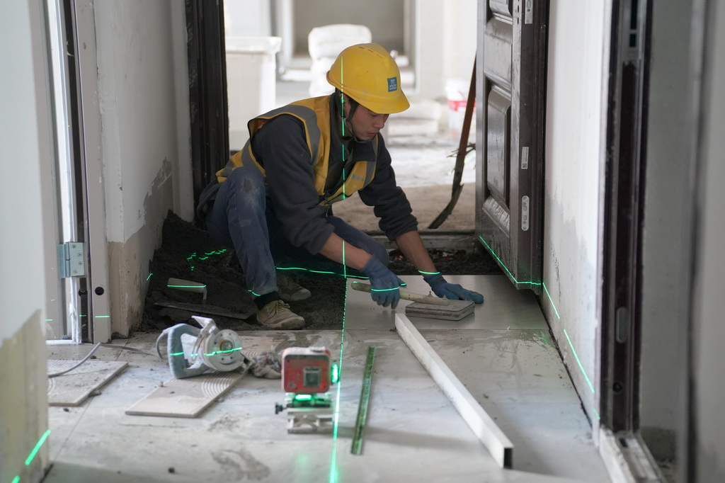 4月7日，施工人員在中建安裝華西公司承建的魚化嘉苑項目室內進行裝修工作。