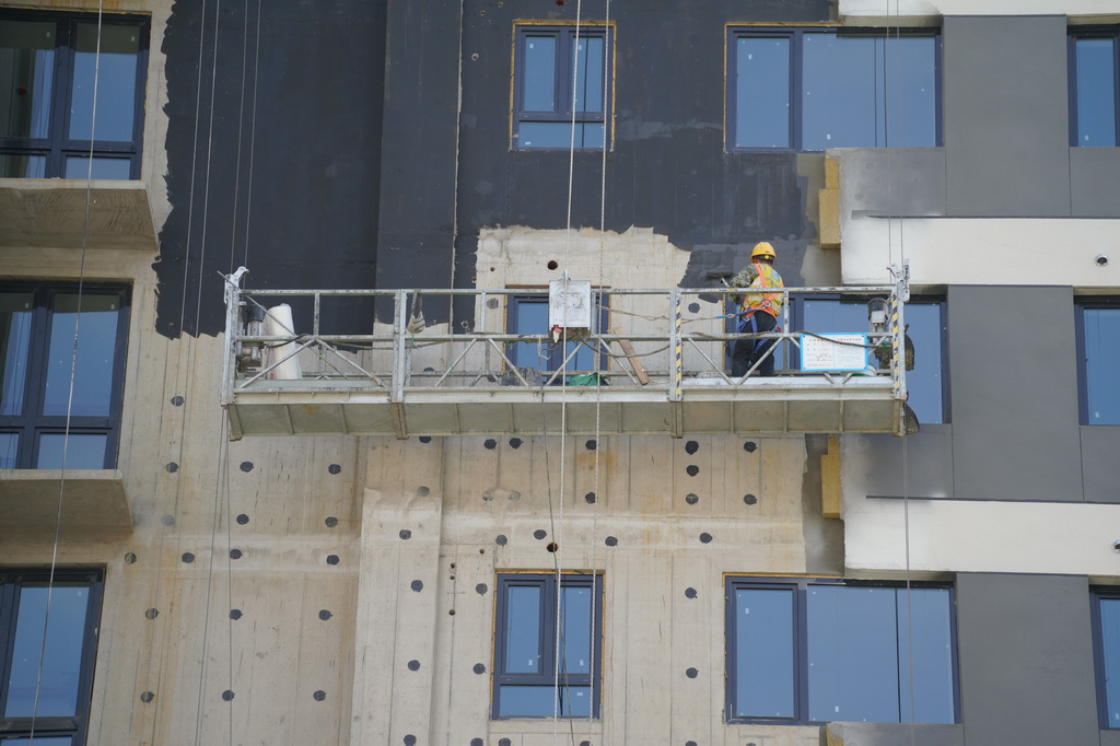 4月7日，施工人員在中建安裝華西公司承建的魚化嘉苑項目現場施工。