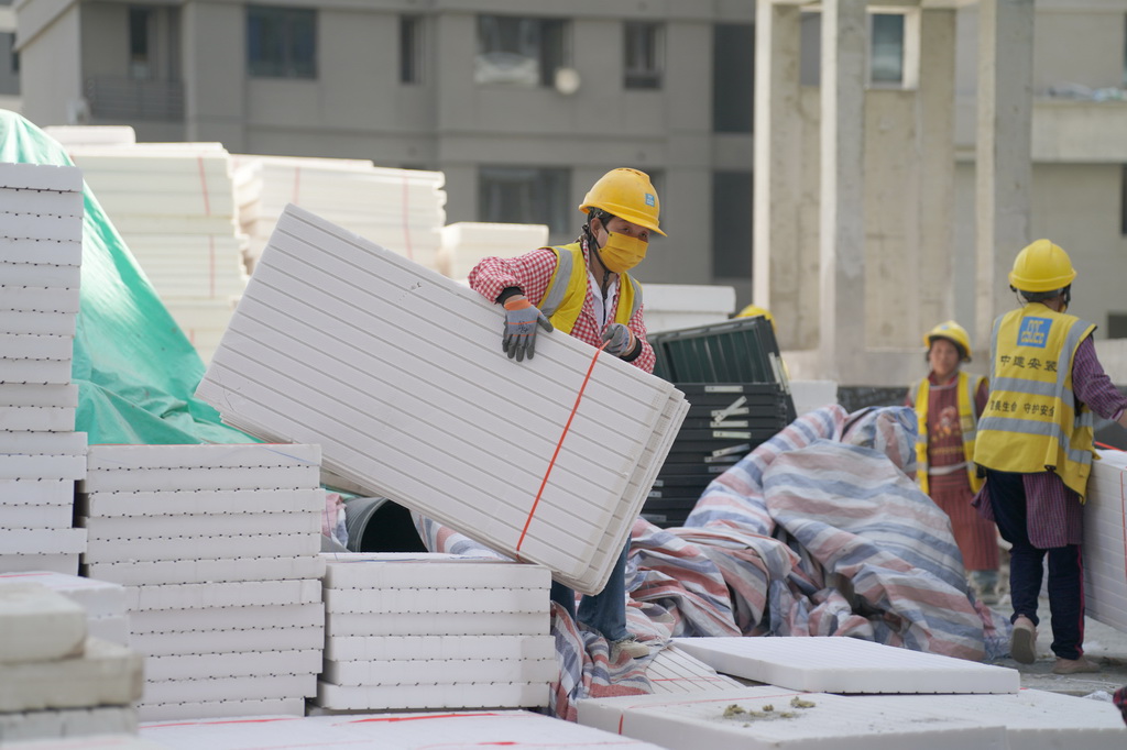 4月7日，施工人員在中建安裝華西公司承建的魚化嘉苑項目現場施工。