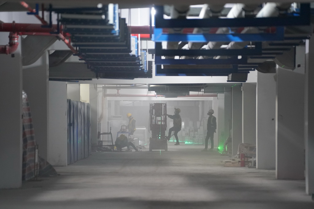 4月7日，施工人員在中建安裝華西公司承建的魚化嘉苑項目地下車庫內施工。