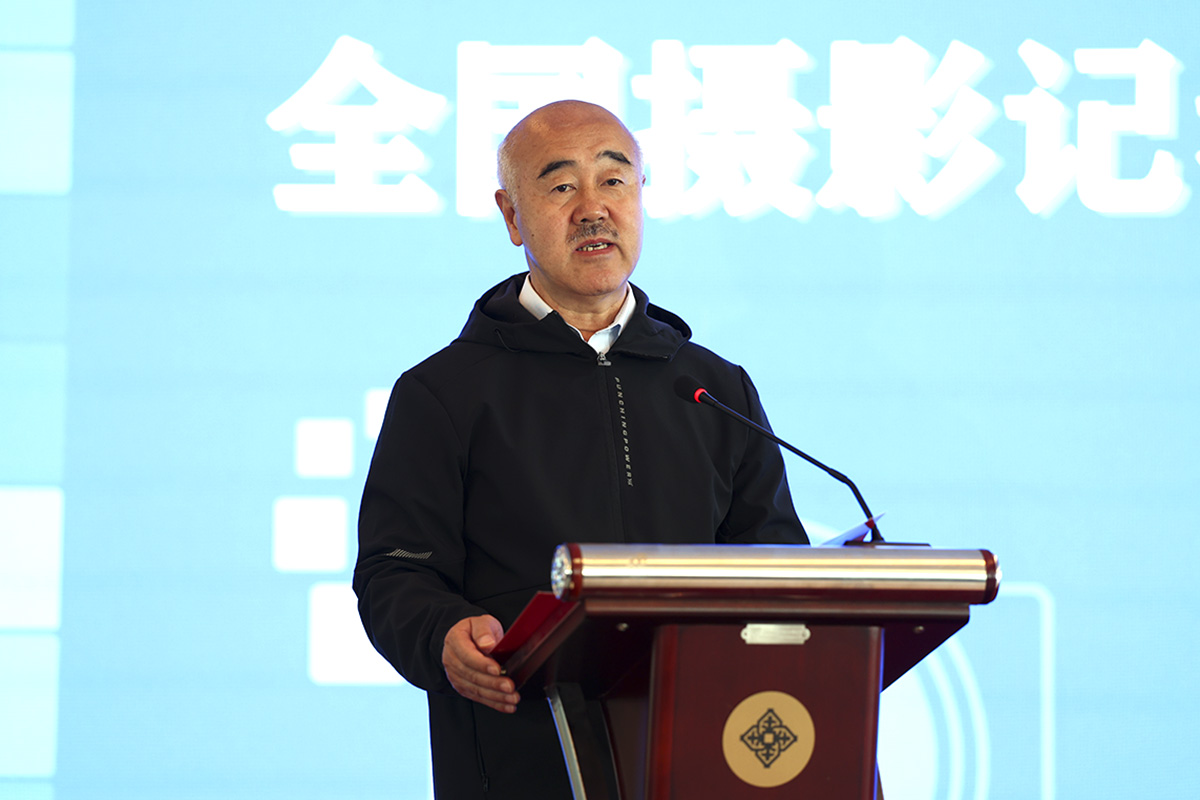 圖為中國新聞攝影學會會長、新華社攝影部原副主任、高級記者蘭紅光作開班動員講話。