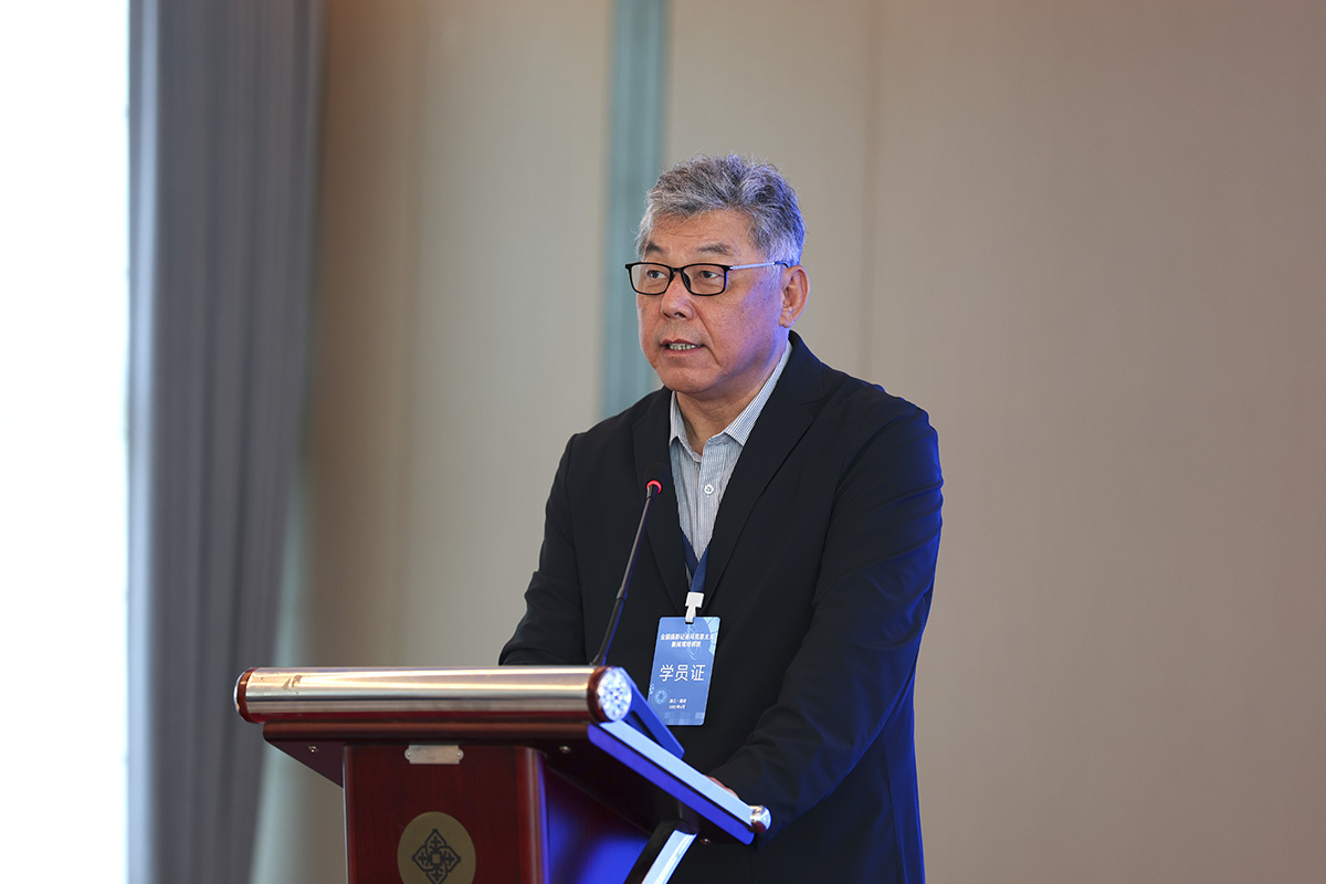 圖為中國新聞攝影學會駐會副會長、中新社攝影部原主任、高級記者毛建軍主持開班儀式。