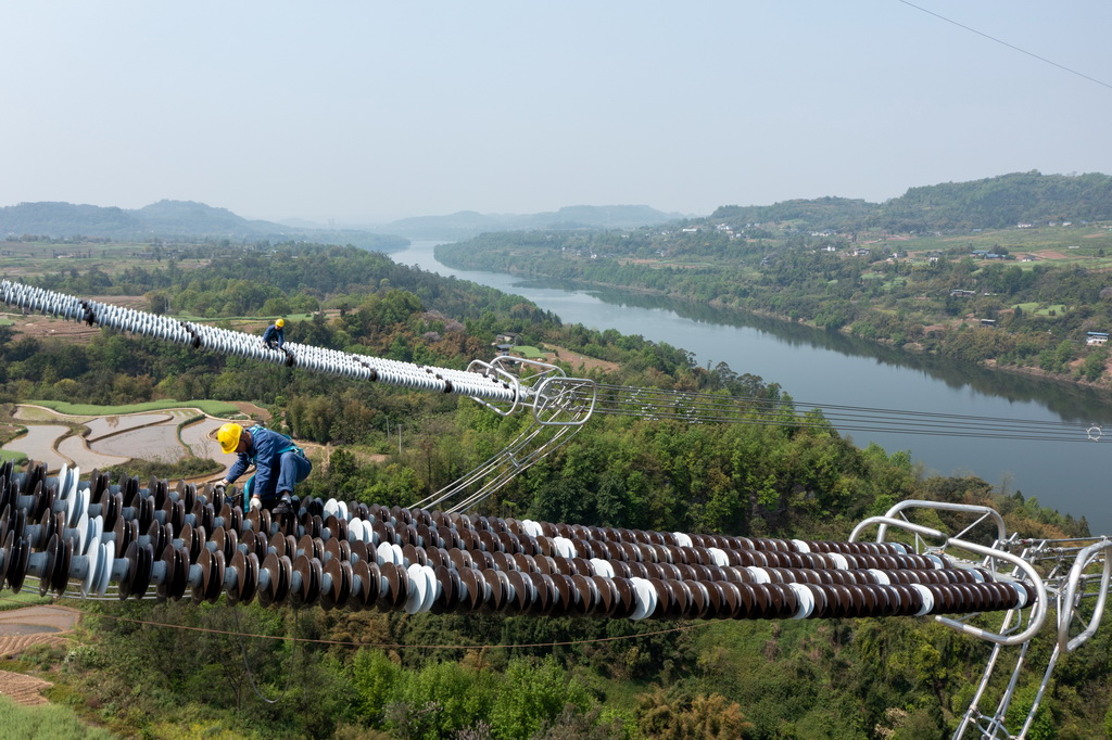 “疆電入渝”特高壓直流輸電工程重慶段完成走線驗收