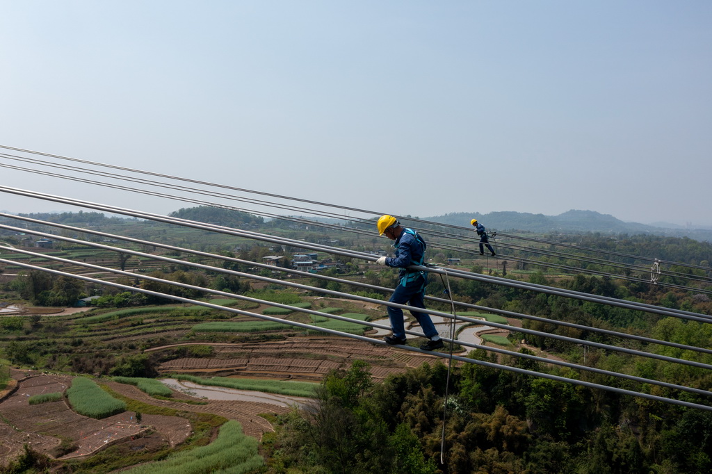 4月8日，在重慶市合川區，國網重慶超高壓公司工作人員對“疆電入渝”特高壓工程重慶段進行走線驗收（無人機照片）。新華社記者 黃偉 攝