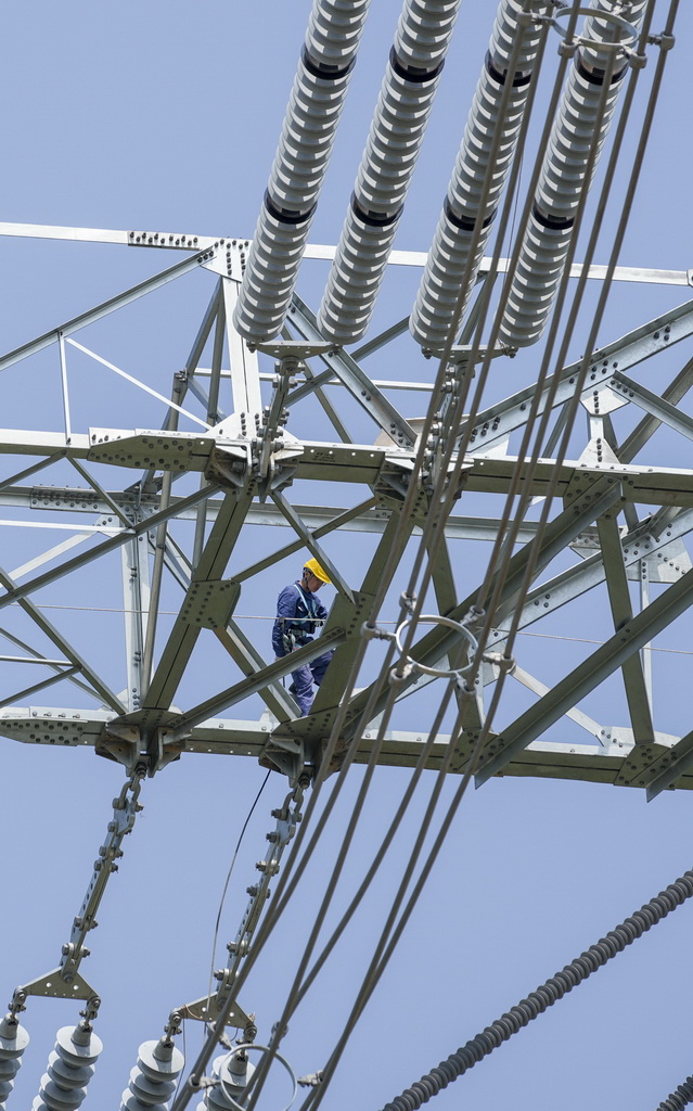 4月8日，在重慶市合川區，國網重慶超高壓公司工作人員對“疆電入渝”特高壓工程重慶段進行走線驗收。新華社記者 劉潺 攝