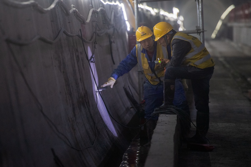 4月8日，工人在重慶軌道交通24號線況家塘站建設現場作業。