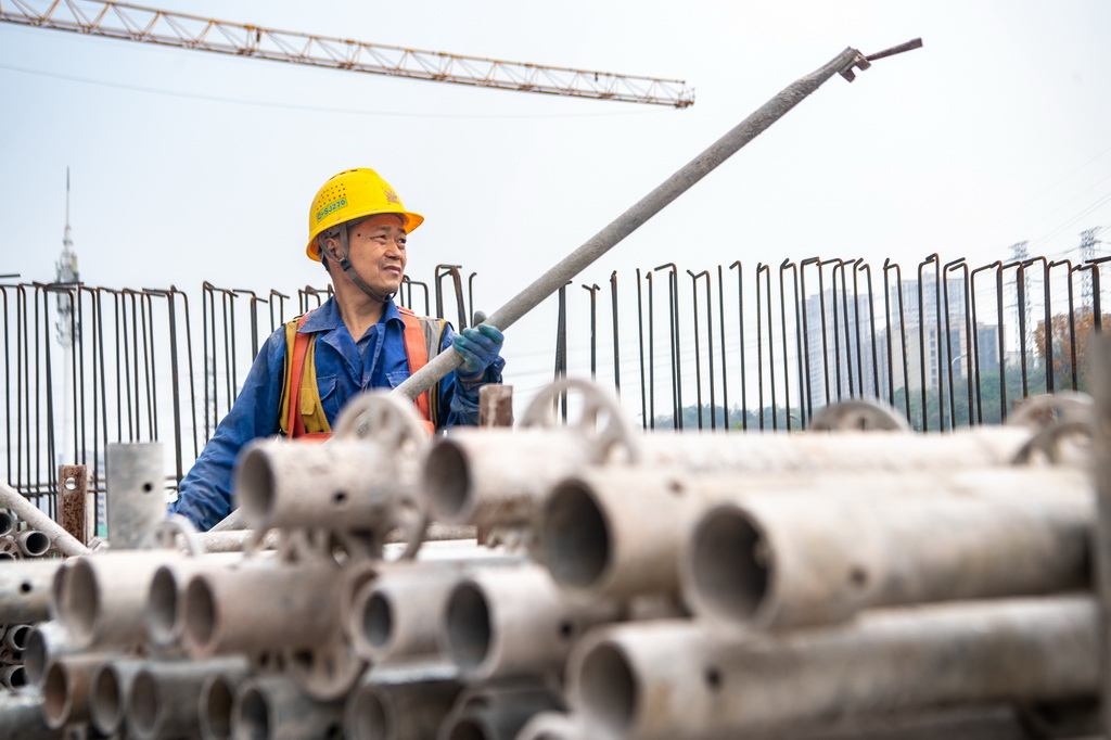 4月8日，工人在重慶軌道交通24號線鹿角北站建設現場作業。