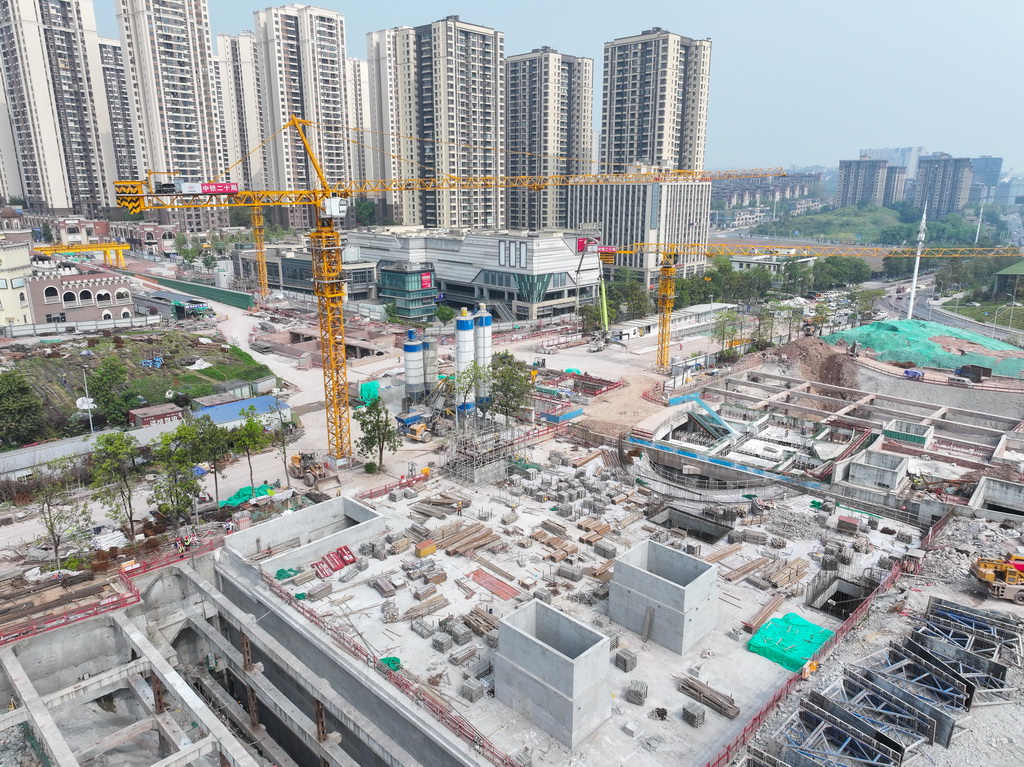 4月8日拍攝的重慶軌道交通24號線鹿角北站施工作業現場（無人機照片）。