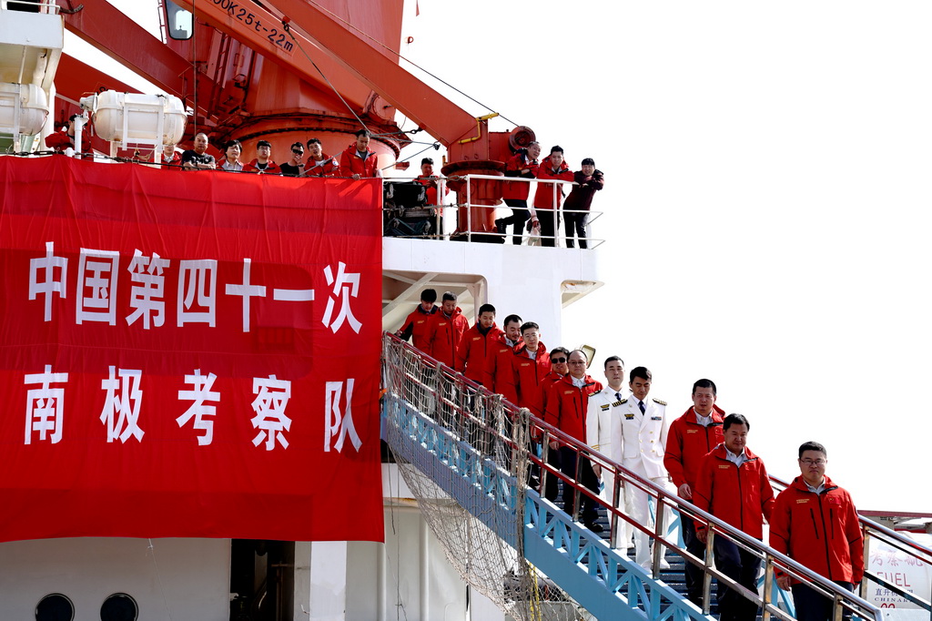 4月8日，中國第41次南極考察隊隊員代表走下“雪龍”號。
