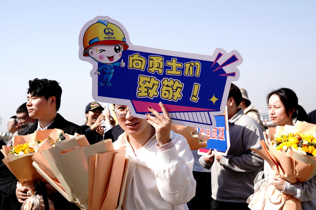 4月8日，人們在中國極地考察國內基地碼頭歡迎“雪龍”號凱旋。