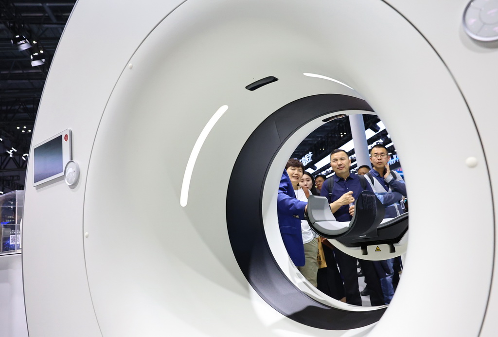4月8日，參觀者在了解一臺CT機。