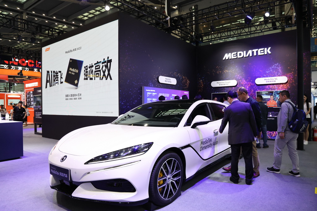 4月9日，觀眾在第十三屆中國電子信息博覽會上觀展。