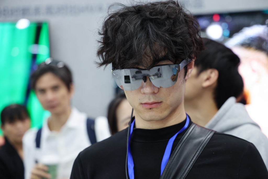 4月9日，觀眾在第十三屆中國電子信息博覽會上體驗一款智能眼鏡。