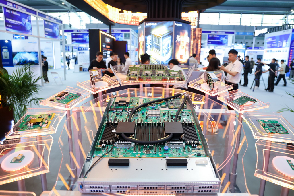 4月9日，觀眾在第十三屆中國電子信息博覽會上觀展。