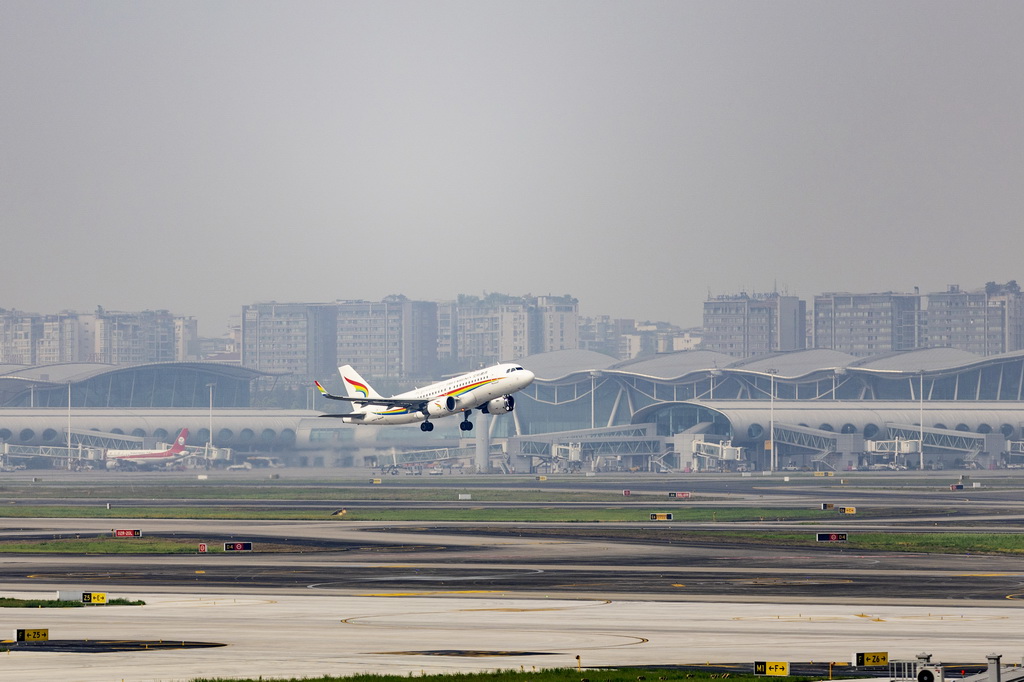 4月9日，一架飛機從重慶江北國際機場起飛。
