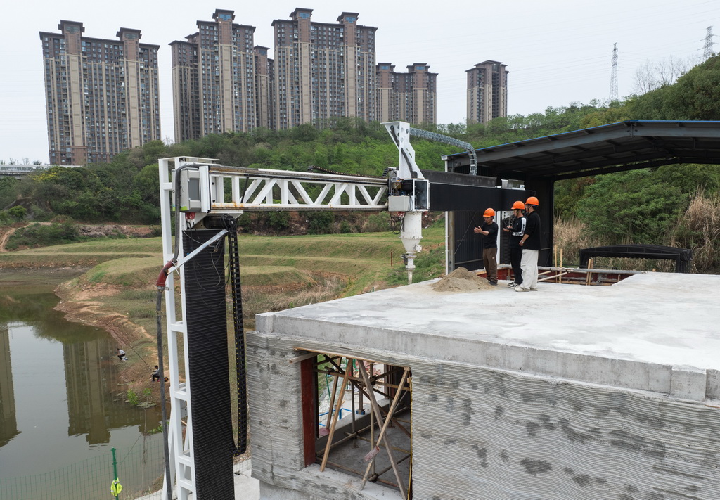 4月9日拍攝的3D打印機建設的雙層小樓（無人機照片）。新華社記者 肖藝九 攝