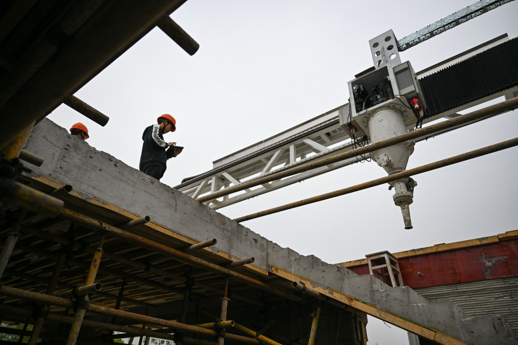 4月9日，工作人員在調試3D打印設備。新華社記者 杜子璇 攝