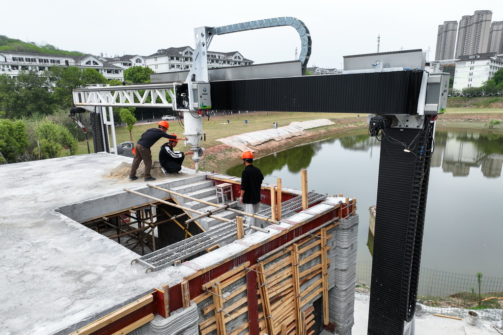 4月9日，研發人員對3D打印機進行維護（無人機照片）。新華社記者 肖藝九 攝