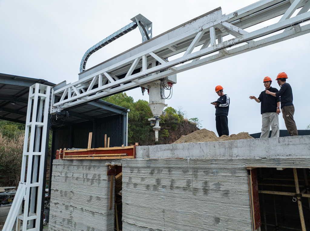 4月9日，研發人員對3D打印機進行維護（無人機照片）。新華社記者 肖藝九 攝