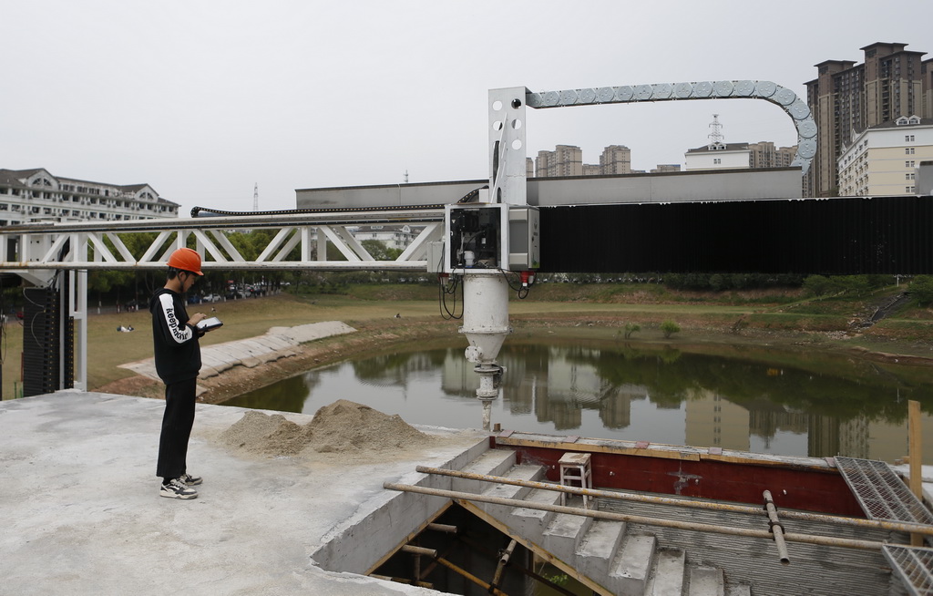 4月9日，工作人員在調試3D打印設備。新華社記者 丁洪法 攝