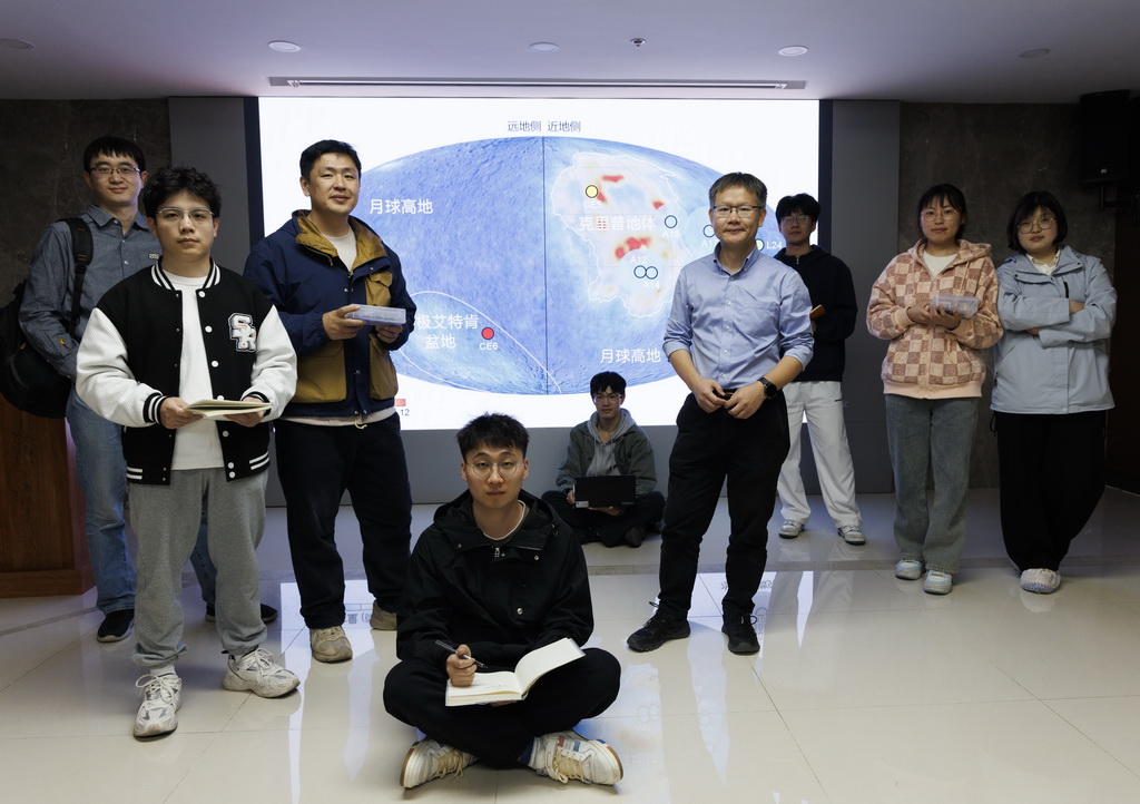 4月8日，在中國科學院地質與地球物理研究所，胡森研究員（右四）、郝佳龍高級工程師（左三）和團隊成員合影。