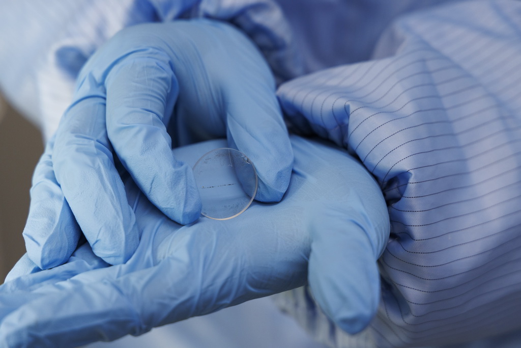 4月8日，在中國科學院地質與地球物理研究所納米離子探針實驗室，科研人員展示即將進行實驗檢測的月球樣品。