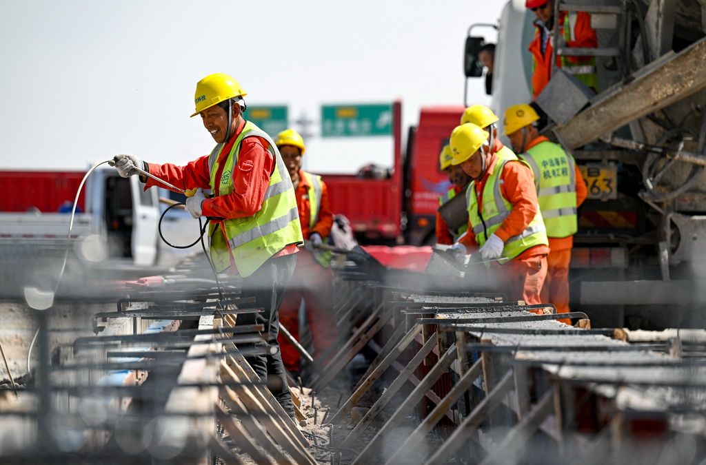 4月10日，工人在烏瑪高速惠農至石嘴山段建設收費站。