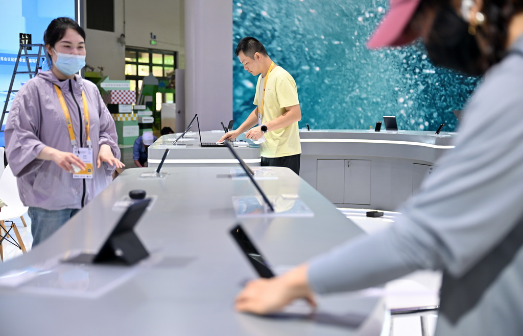 4月10日，展商在消博會主場館布展。