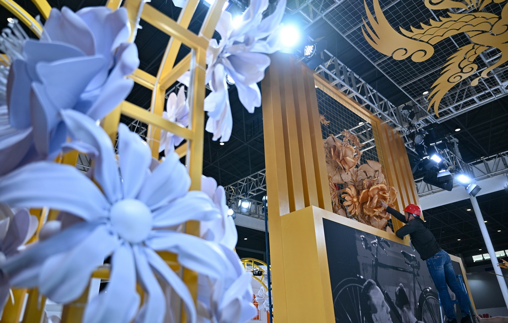 4月10日，展商在消博會主場館布展。