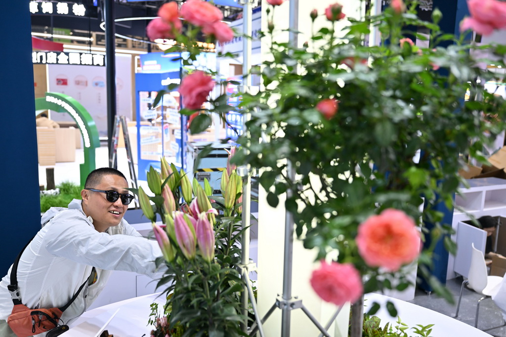 4月10日，展商在消博會主場館布展。