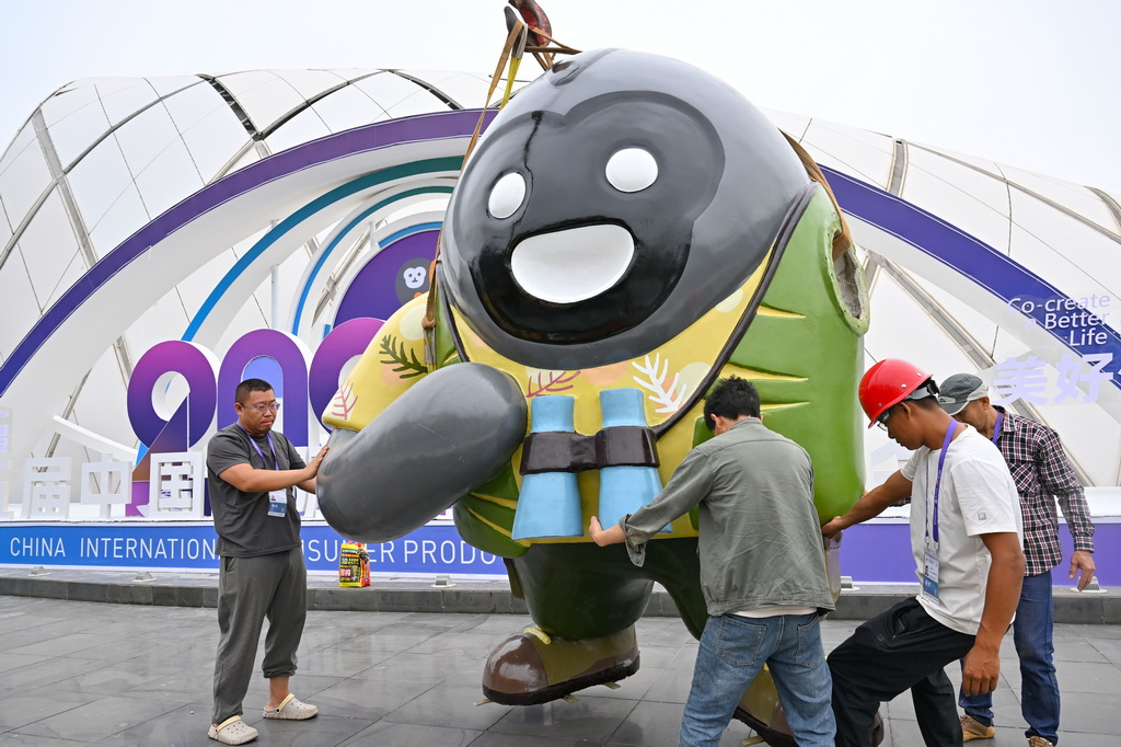 4月10日，工作人員在擺放消博會吉祥物。