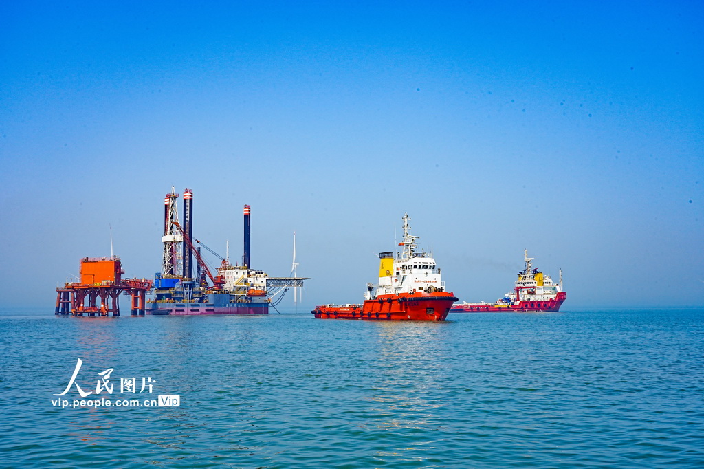 山東東營：海上油田生產忙