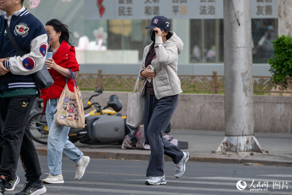 4月12日，北京西大望路，市民在大風中出行。人民網記者 翁奇羽攝