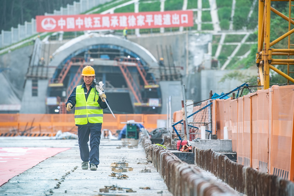 4月12日，工人在成渝中線高鐵玄天湖雙線大橋建設現場施工作業。