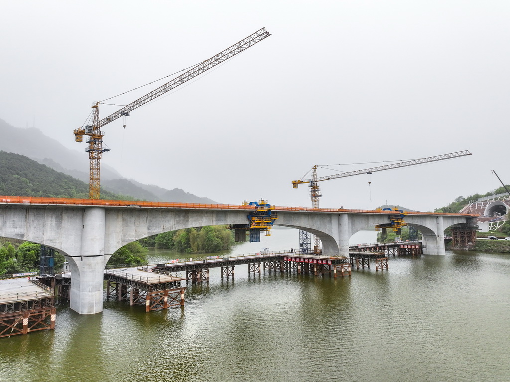 這是4月12日拍攝的合龍后的成渝中線高鐵玄天湖雙線大橋（無人機照片）。