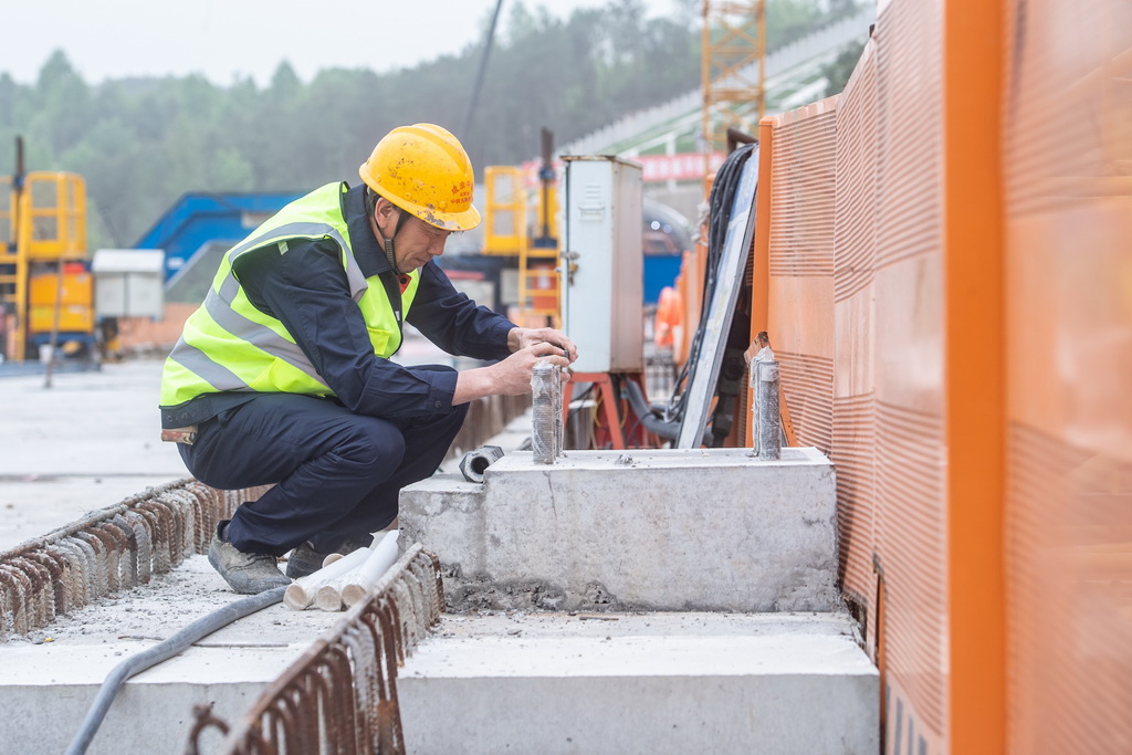 4月12日，工人在成渝中線高鐵玄天湖雙線大橋建設現場施工作業。