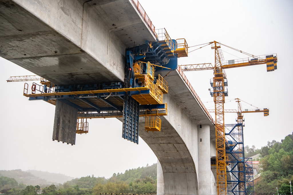 這是4月12日拍攝的合龍后的成渝中線高鐵玄天湖雙線大橋。