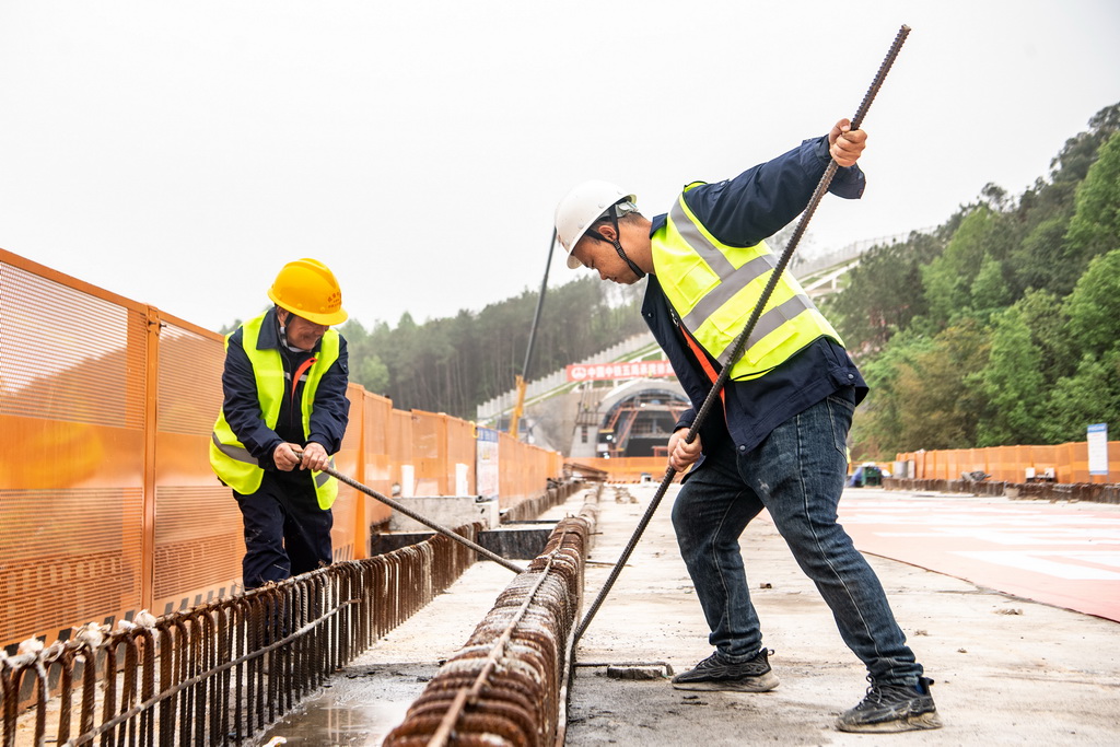 4月12日，工人在成渝中線高鐵玄天湖雙線大橋建設現場施工作業。