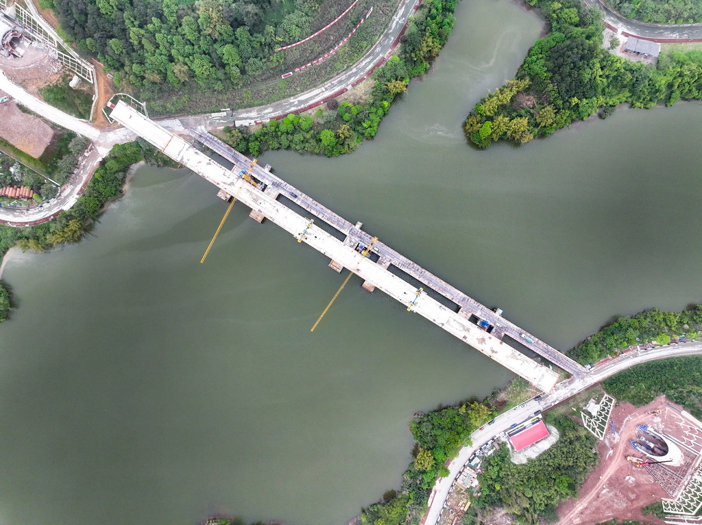 這是4月12日拍攝的合龍后的成渝中線高鐵玄天湖雙線大橋（無人機照片）。