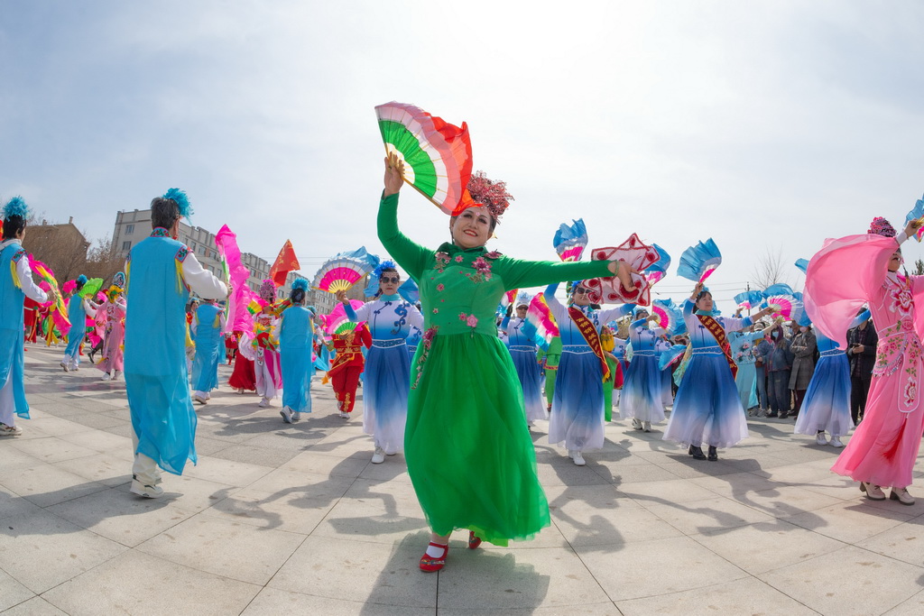4月12日，市民在佳木斯市“喊江節”富錦分會場進行表演。新華社發（曲玉寶 攝）