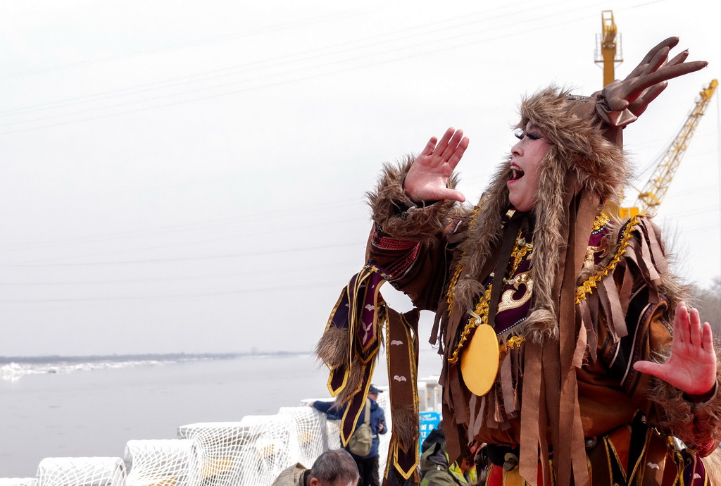 4月12日，在佳木斯市“喊江節”主會場，赫哲族演職人員高喊“開江啦”。新華社發（朱宗強 攝）